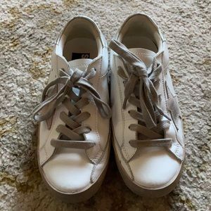 White leather star tennis shoe